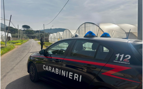 Arrestato per spaccio, lancia monopattino contro i carabinieri