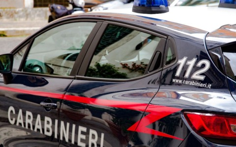 Due giovani fuggono su scooter rubato e vengono denunciati
