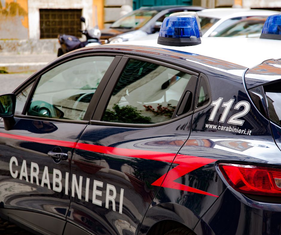 Due giovani fuggono su scooter rubato e vengono denunciati