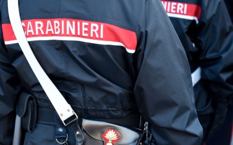 Hashish e coltelli, denunciato un 22enne