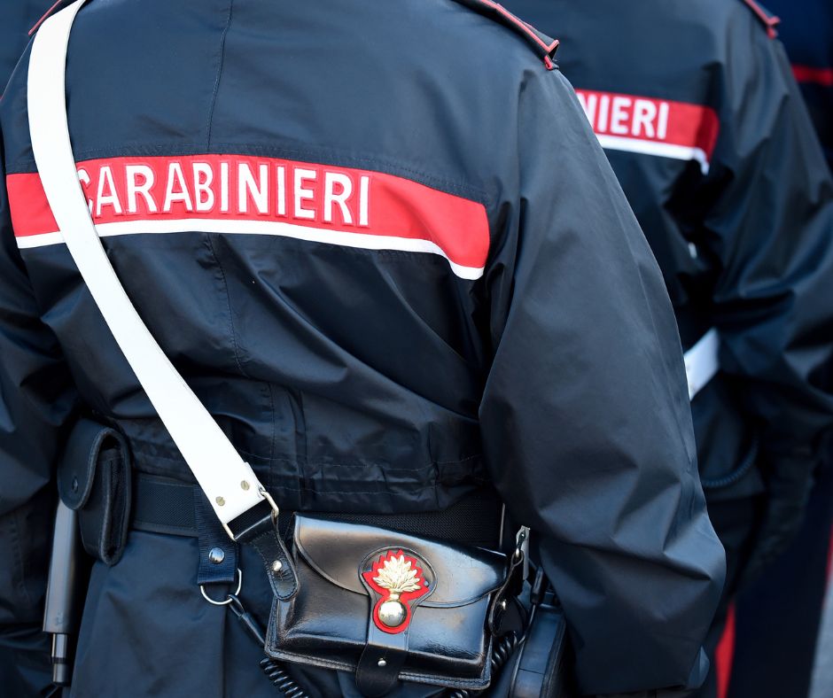 Hashish e coltelli, denunciato un 22enne