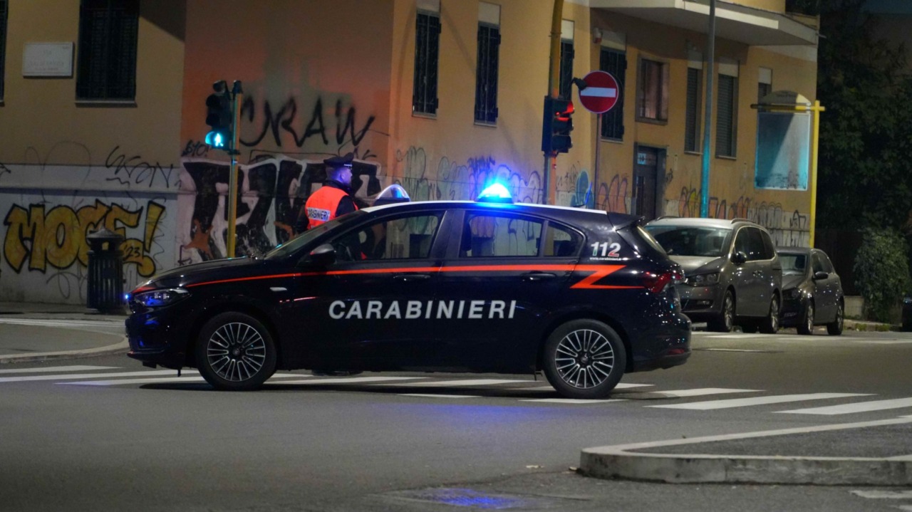 Arrestato un 30enne dopo la fuga con sigarette e coltello