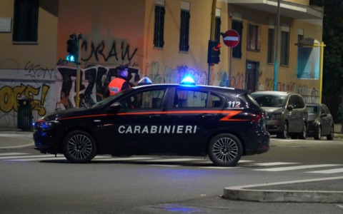 Arrestato un 30enne dopo la fuga con sigarette e coltello