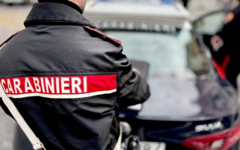 Finto carabiniere truffa un’anziana: due arresti