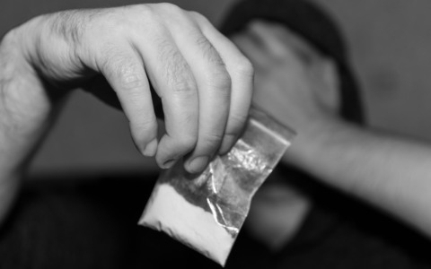Cocaina e denaro, 25enne arrestato per spaccio