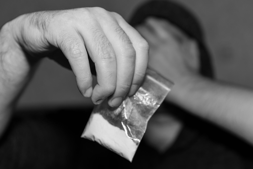Cocaina e denaro, 25enne arrestato per spaccio