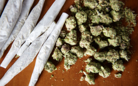 Arrestato con oltre due chili di hashish e cocaina