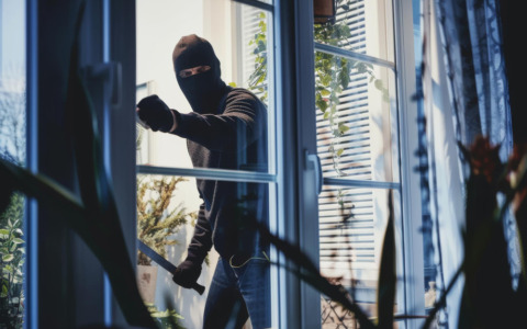 Arrestato 23enne per 35 reati, tra cui 28 furti