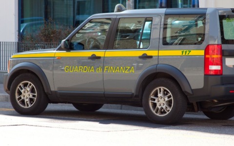 La Caritas riceve abiti confiscati dai finanzieri per la solidarietà