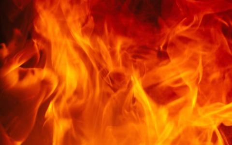 Incendio boschivo in corso: due elicotteri e otto squadre in azione