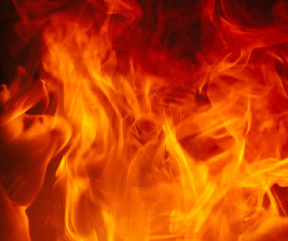 Incendio boschivo in corso: due elicotteri e otto squadre in azione