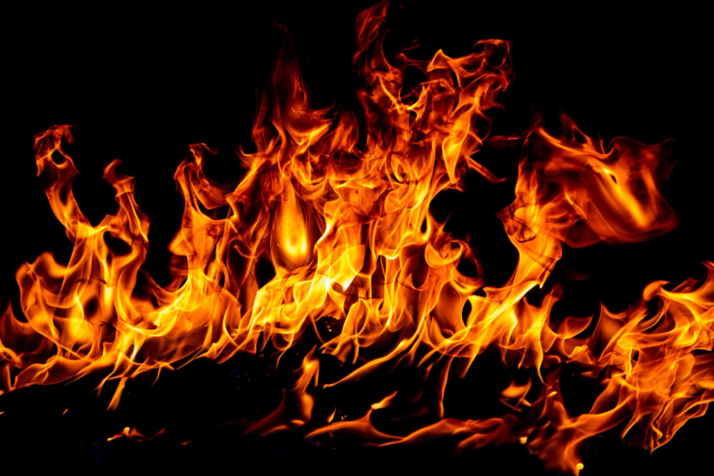 Incendio boschivo a Saracino, attivati elicotteri e squadre AIB