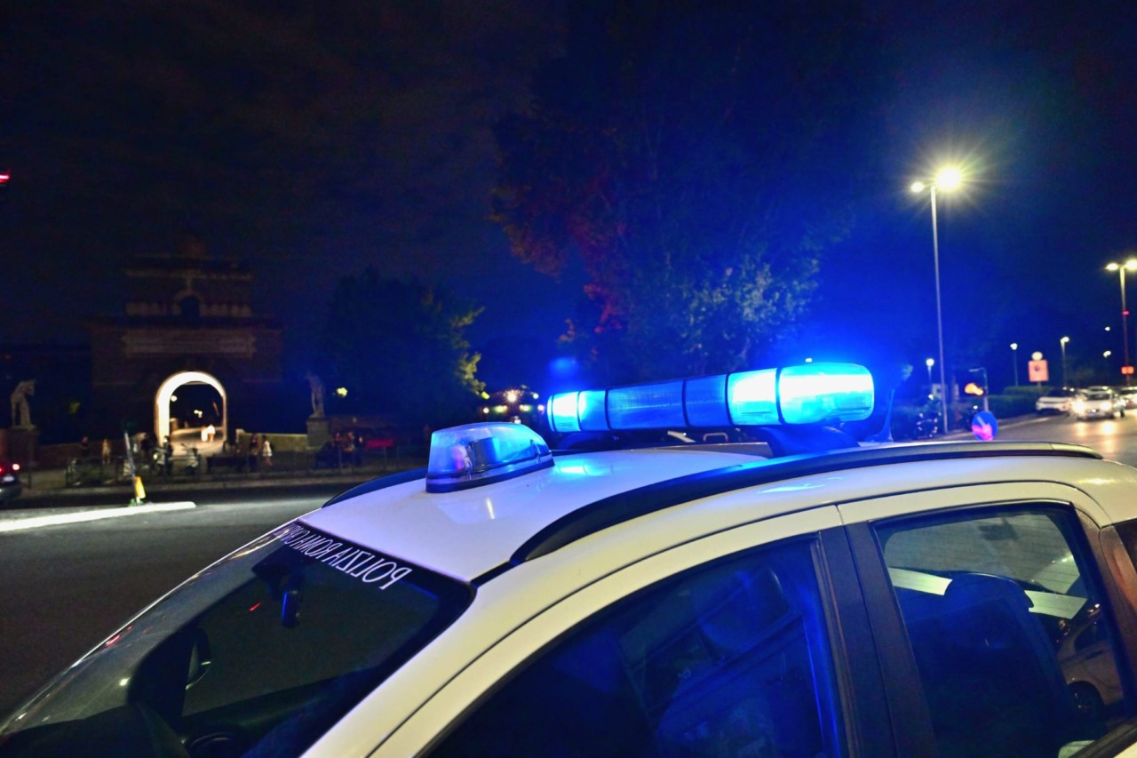 Arrestato dopo aver aggredito due agenti