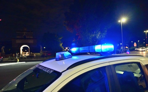 Arrestato dopo aver aggredito due agenti