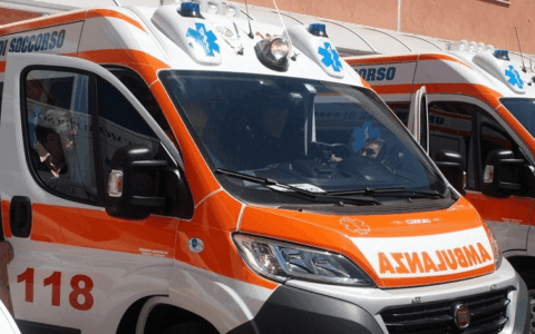 Giovane si tuffa e si ferisce sugli scogli, soccorso con elicottero