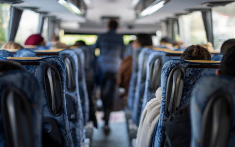 Segnalata una fermata bus priva di protezione